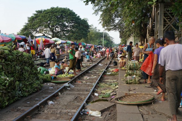 marché train yangon